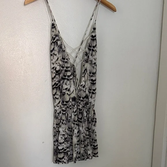 Indah Monochrome Patterned Garment - Picture 1 of 7